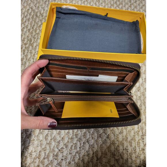 Fendi Zippered Wallet. Zipper Pull Is Missing But Can Easily Be Replaced And... - Picture 4 of 9